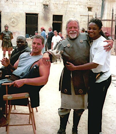 LYSTIG GJENG: Oliver Reed sammen med deler av staben, blant annet Pauline Richards, under innspillingen av «Gladiator» på Malta. FOTO: NTB Scanpix LYSTIG GJENG: Oliver Reed sammen med deler av staben, blant annet Pauline Richards, under innspillingen av «Gladiator» på Malta. FOTO: NTB Scanpix